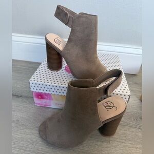 NIB Peep-Toe Ankle Booties in Smoke- Taupe size 7.5